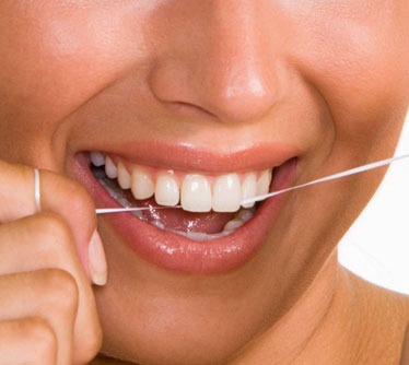 วิธีใช้ไหมขัดฟัน กำจัดเศษอาหารบริเวณที่แปรงสีฟันเข้าไม่ถึง